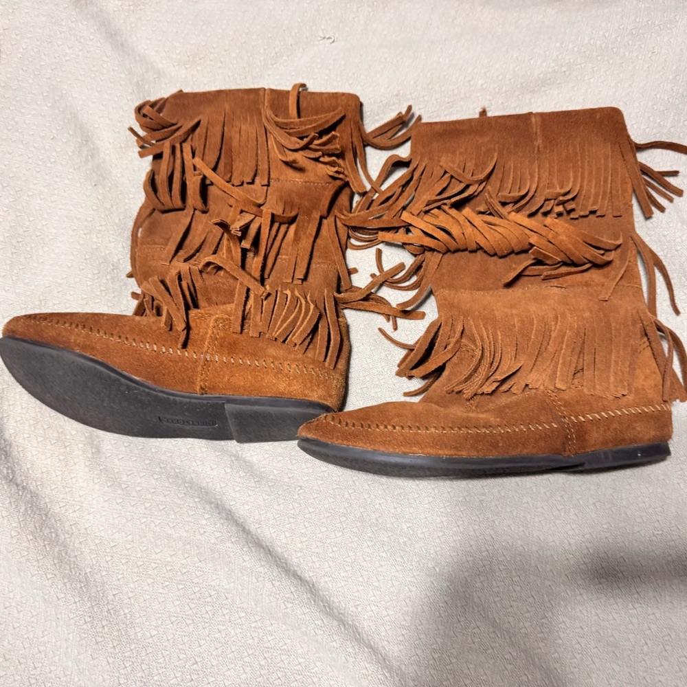 Women’s Minnetonka Suede Moccasin Boots size 9